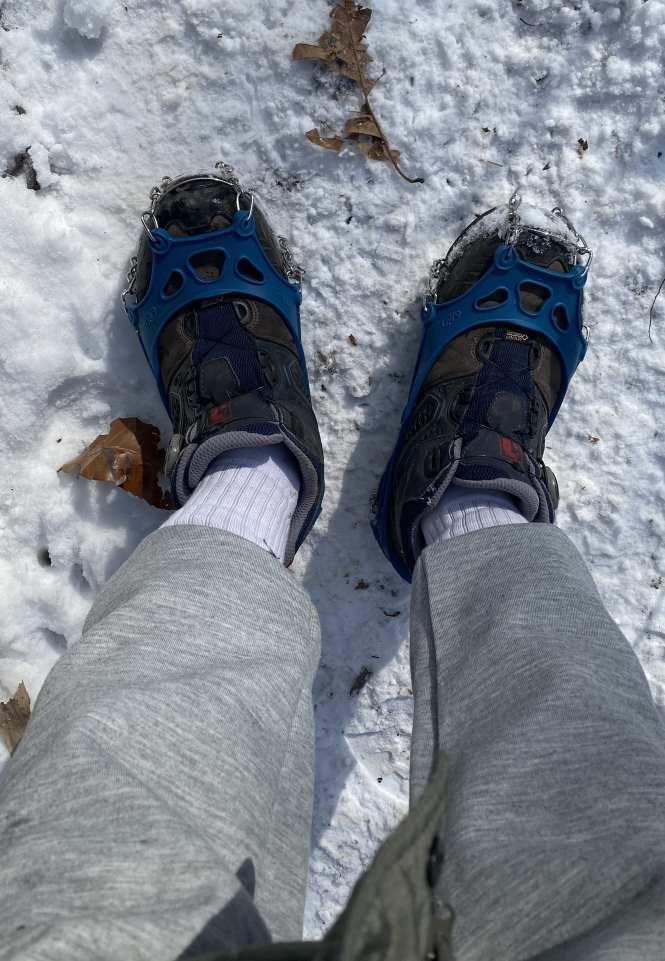 아이젠을 착용한 발 모습
