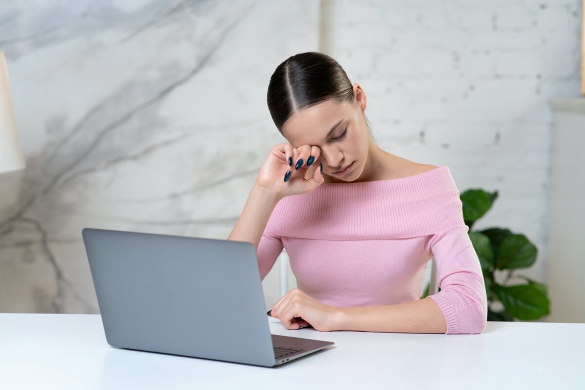 안구가-건조하여-눈을-긁는-여성