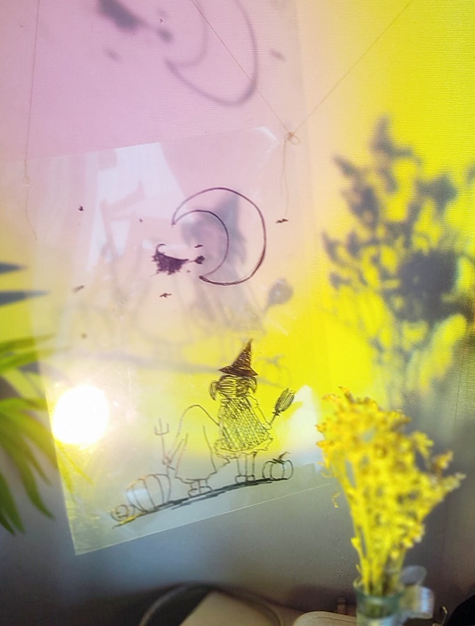 ohp필름에 그린그림을 실로 선셋조명 앞에 배치함