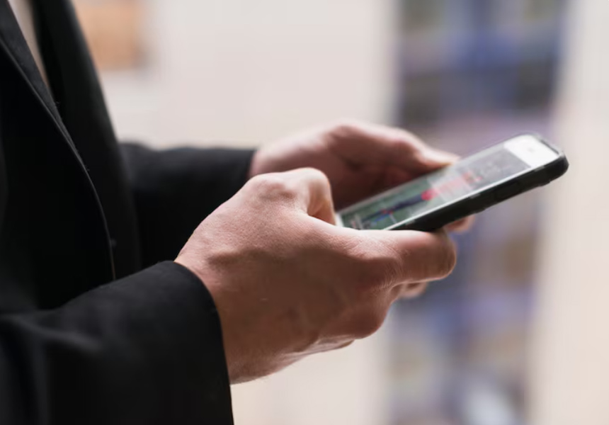 스마트폰에 은행 앱이 켜져 있는 모습, 파킹통장 금리 확인 장면