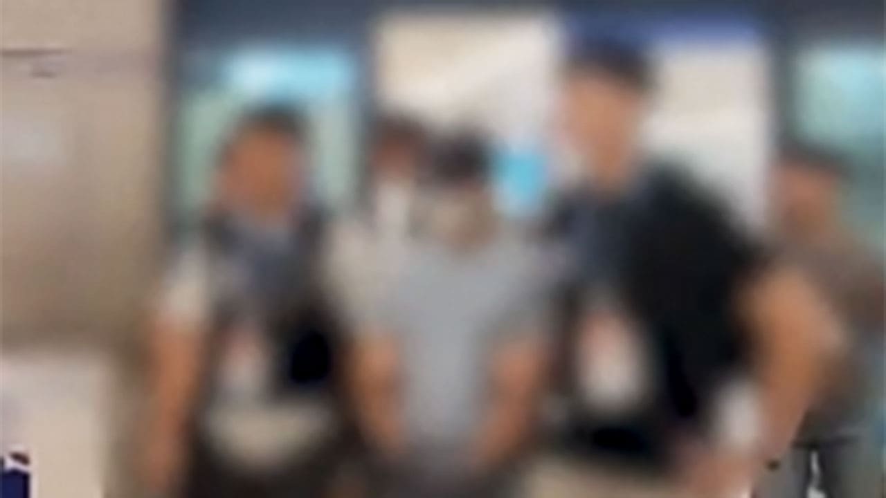 KT 무단 소액결제 사건의 용의자인 중국 국적의 남성들이 인천공항에서 경찰에 검거됐다.