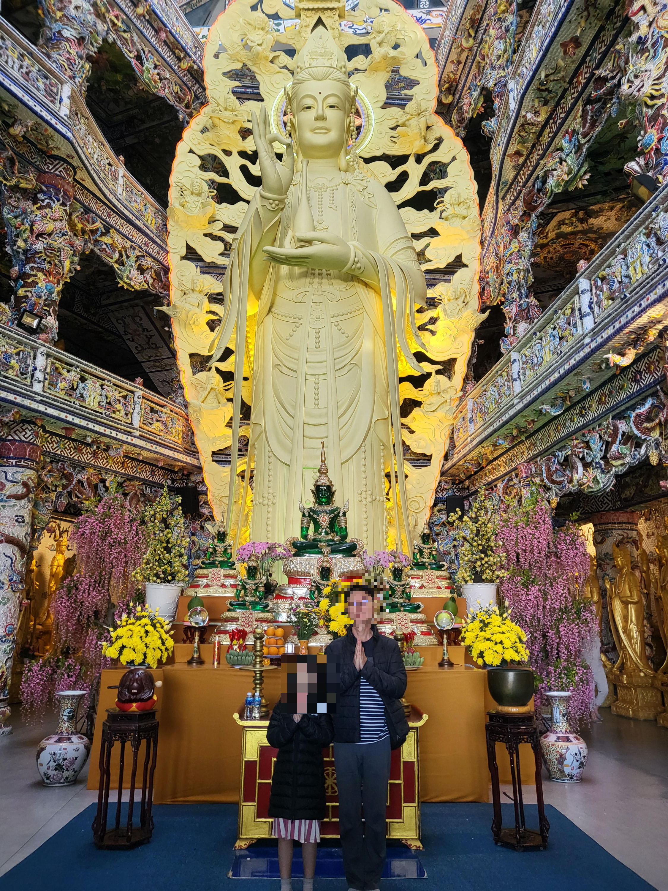 달랏 린푸억 사원: 초등 아이도 반한 유리 성! (다른 사원과 차이점/복장 팁)