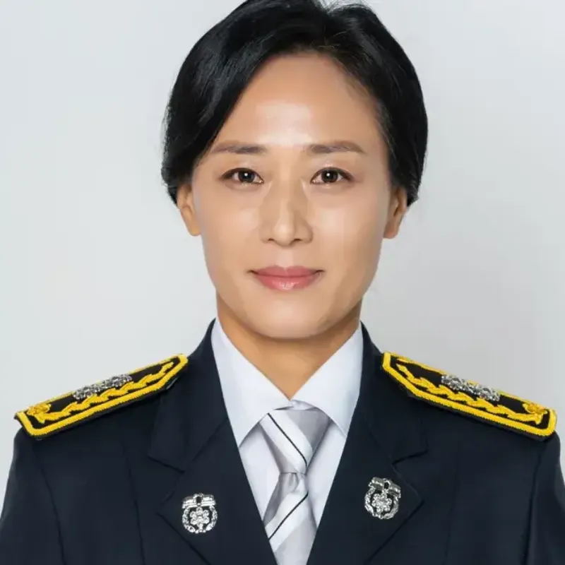 소방관 정복을 입고 머리를 묶은 소방서 옆 경찰서 그리고 국과수의 독고순