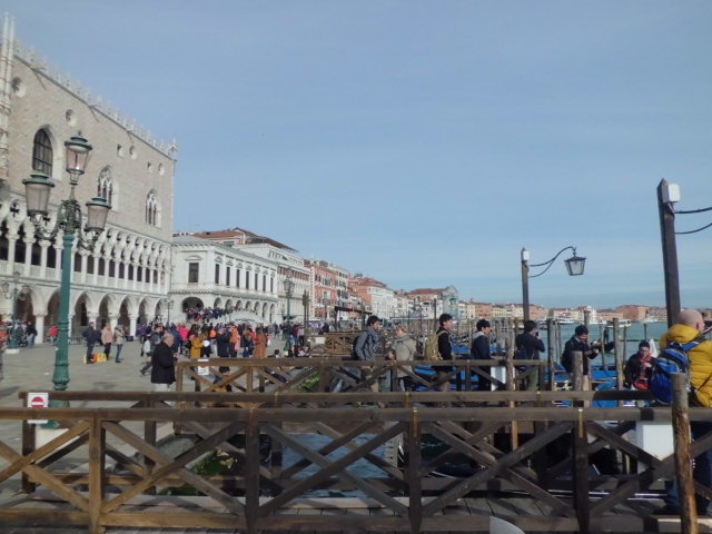 이탈리아 베네치아 두칼레 궁전과 항구의 사람들