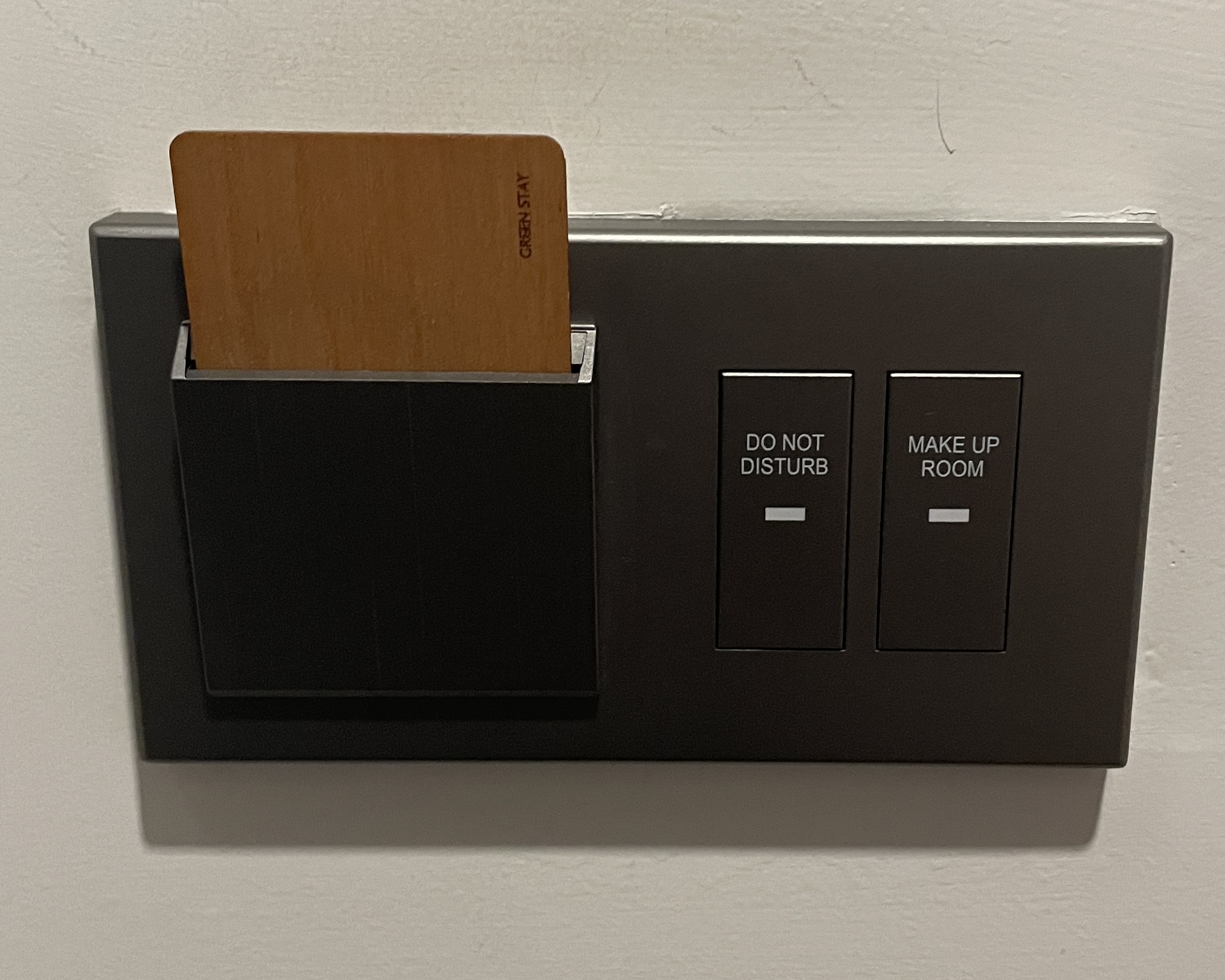 룸 왼쪽에 있는 룸 키 꽂는 곳.