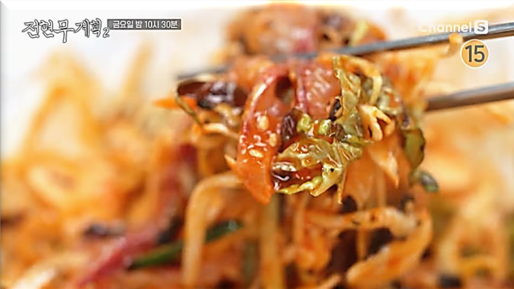 짬뽕물회를 한 젓가락 들어 올린 전현무계획2 방송 장면