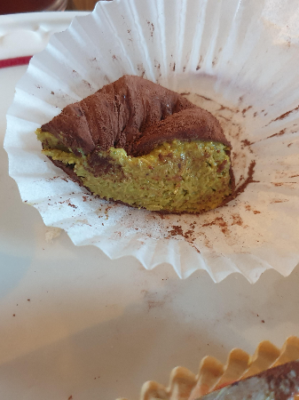 반으로 쪼갠 두바이 쫀득 쿠키. 피는 얇고 속은 꽉 차있다.