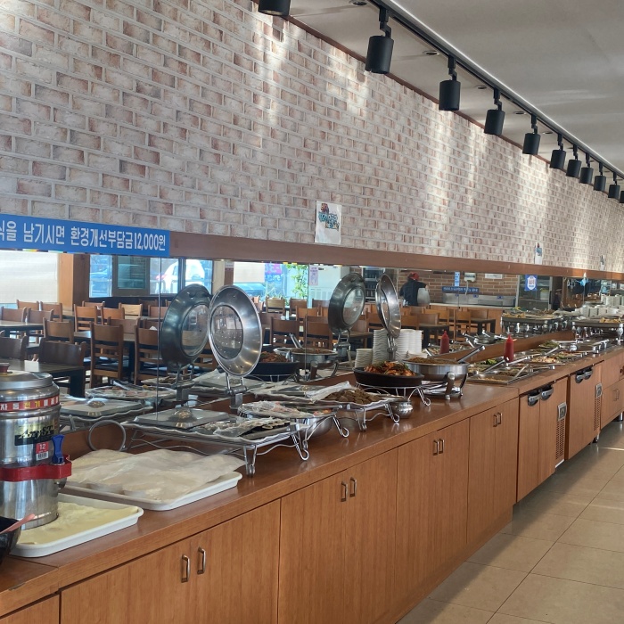 뷔페 음식이 길게 놓여져 있습니다.