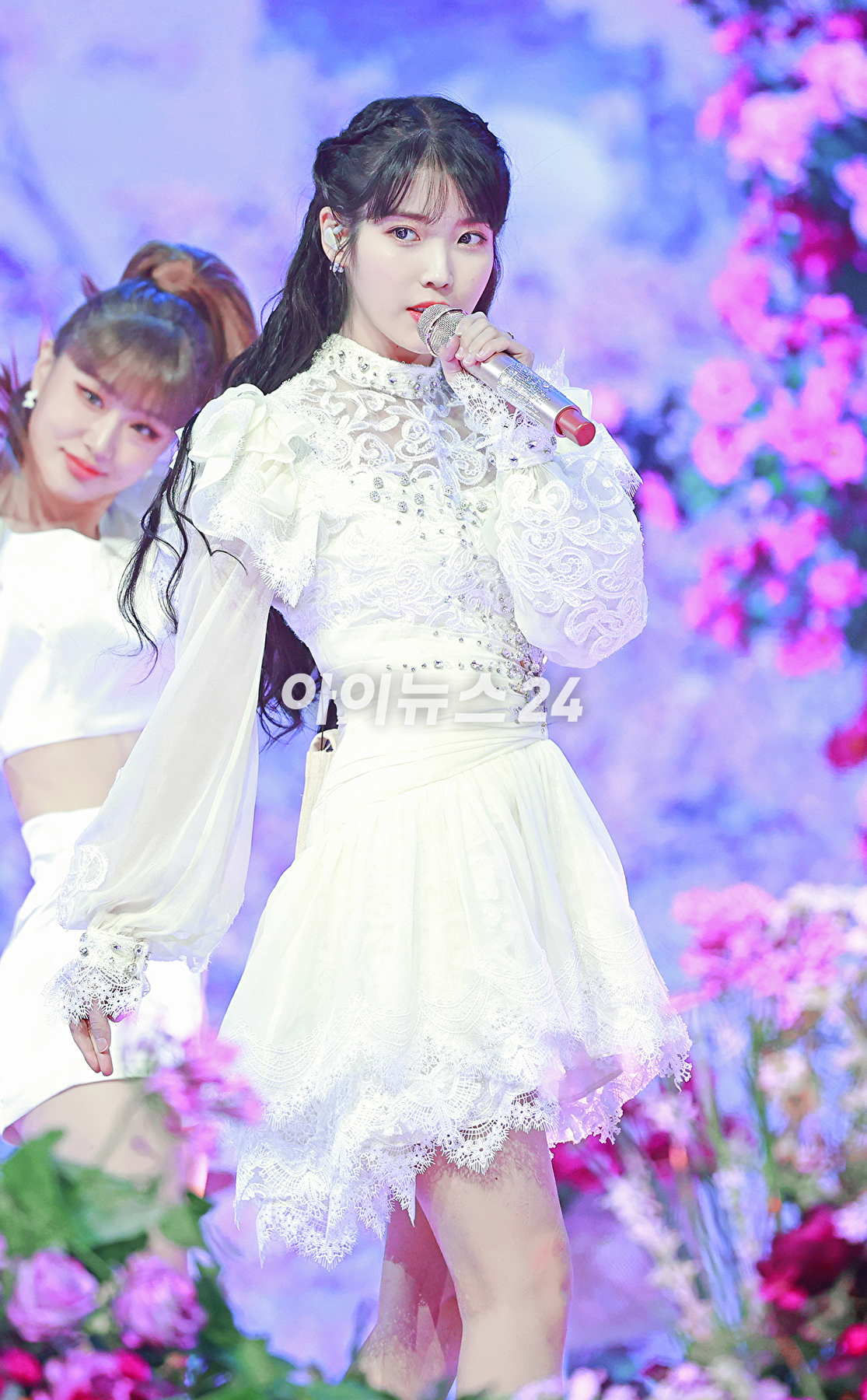 가수 아이유가 4일 오후 온라인 생중계로 진행된 'MMA2021(멜론 뮤직 어워드2021)' 시상식에서 멋진 무대를 선보이고 있다. [사진=멜론뮤직어워드사무국]