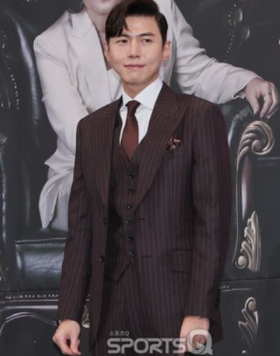 배우 송재희 사진 – 클래식한 수트 차림의 송재희