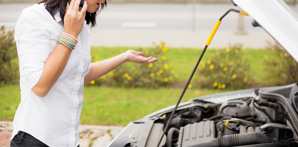 자동차 보닛을 열고 있는 모습