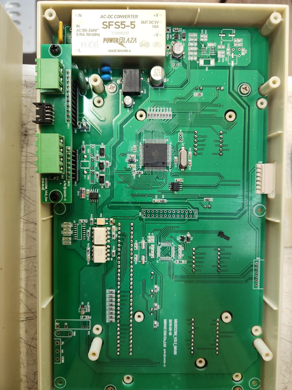MUX-CON 산업용모니터 TM301 태양광 발전소에서 발전량과 설비 상태를 실시간으로 모니터링하는 핵심적인 장비인데, 갑작스럽게 화면이 전혀 표시되지 않고 작동도 불가능한 상태가 되어 현장에서 큰 불편이 발생한 상황이었습니다. 화면무 및 작동 불능 증상이 동반된다는 것은 단순한 디스플레이 문제를 넘어 내부 전자 회로의 근본적인 이상이 발생했을 가능성이 크다는 신호이기도 했습니다.
입고 즉시 메트영남 기술팀은 장비를 분해하여 내부 회로와 메인보드 상태를 정밀하게 점검하였습니다. 초기 전원 인가 과정에서 정상적인 부팅 신호가 전혀 감지되지 않았고, 전원부에서 일부 전압 라인이 불안정하게 나타나는 것을 확인할 수 있었습니다. 이에 따라 메인보드 회로를 집중적으로 분석한 결과, 전원부와 신호처리부에 사용된 핵심 반도체 소자 중 일부가 손상되어 정상적인 회로 동작이 차단되고 있다는 사실을 확인했습니다. 특히 장기간의 현장 운영 환경에서 온도 변화와 전력 변동이 반복되면서 소자가 열화되거나 손상된 것으로 추정되었습니다.
불량 소자를 확인한 후 즉시 교체 작업에 들어갔습니다. 단순히 문제된 소자만 교체하는 것에 그치지 않고, 주변 회로의 납땜 상태와 인접 부품의 손상 가능성까지 세밀하게 검사하였습니다. 또한, 수리 후 재발 가능성을 줄이기 위해 전원부 전해콘덴서와 같은 소모성 부품도 일부 교체하여 안정성을 보강했습니다
수리 완료 후에는 부팅 테스트와 디스플레이 출력, 각종 신호 입출력 검증을 통해 장비가 정상적으로 작동하는 것을 확인했습니다. 그 결과, MUX-COM 태양광 감시 시스템은 다시 정상적으로 화면이 표시되고 발전량 데이터 및 각종 상태 정보를 실시간으로 모니터링할 수 있게 되었습니다. 이번 조치로 유지보수 업체는 발전소 현장에서 발생할 수 있는 관리 공백을 최소화할 수 있었고, 중요한 모니터링 업무를 지체 없이 재개할 수 있었습니다. 수리 과정 by 메트영남