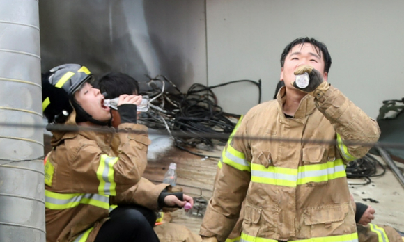 소방공무원 직무 특성상 현장에서 강인한 체력이 요구되는 만큼 오는 2027년부터는 신규 채용 체력시험이 남녀 모두 동일한 기준으로 평가된다. 위 사진은 기사 내용과 무관함. [사진=뉴시스]