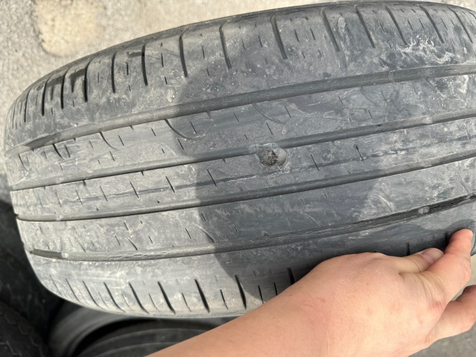 구멍이난 타이어