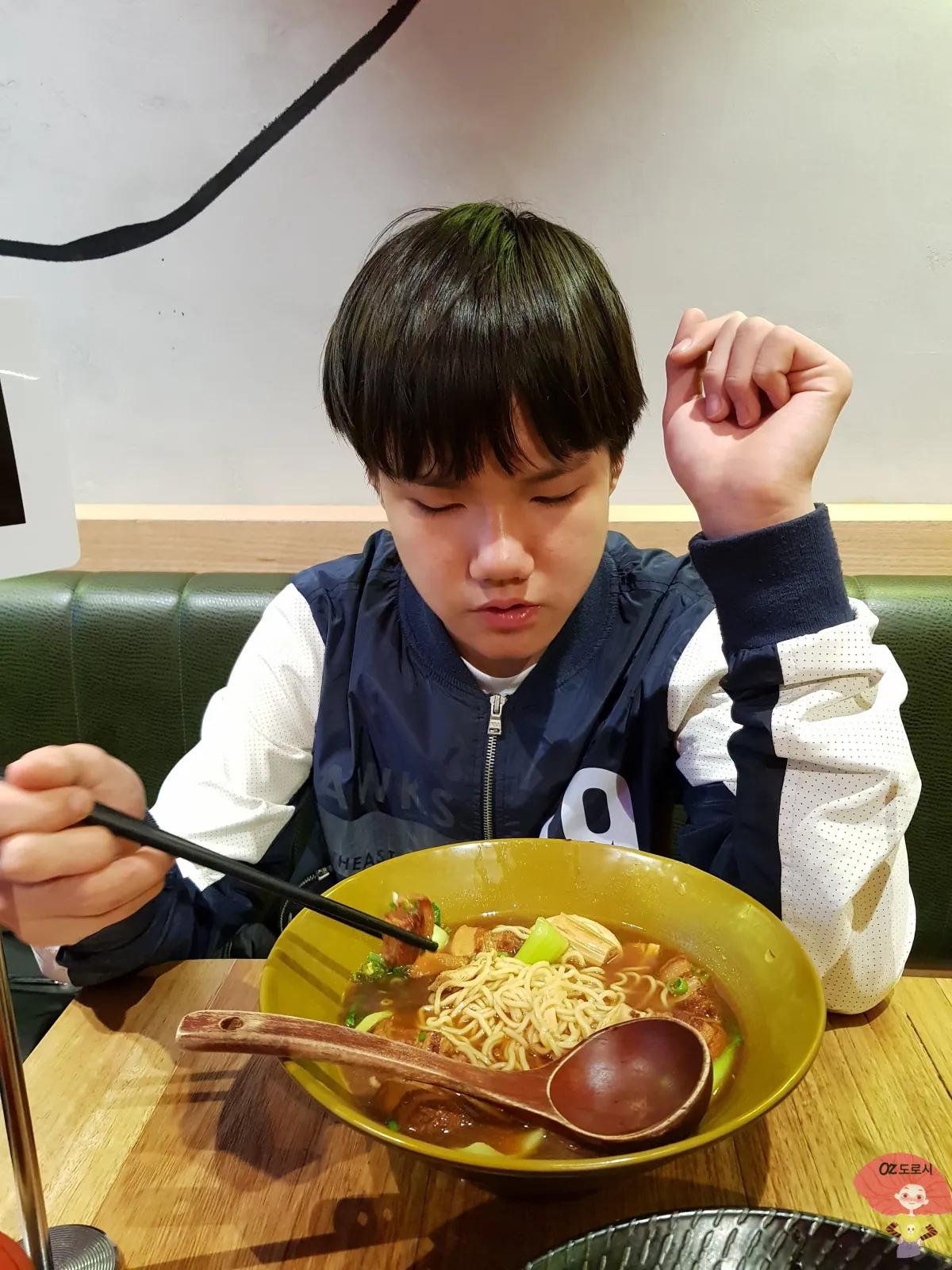 호주-시드니-호텔앞-음식점에서-저녁먹는-조카