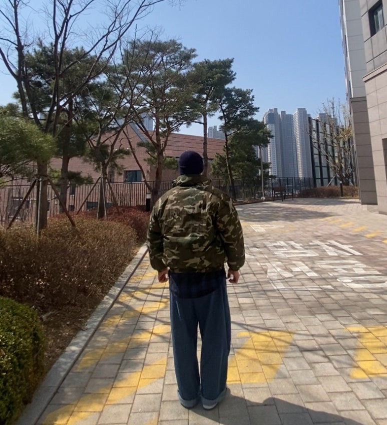 데일리룩('26.3.21.)칼하트 비니, 파르티멘토 카모점퍼 패딩, 어반드레스 블루체크셔츠, 무신사스탠다드 티셔츠, 그리너리크리드 데님팬츠, 유니클로 벨트, 나이키 덩크로우 콩코드