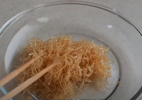 볶아진 오징어실채를 접시에 옮겨 담는 모습 첫번째