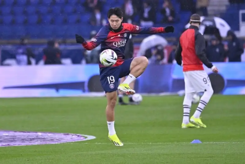 이강인- 붉은색과 파란색이 섞인 유니폼을 입고 허공에 떠있는 공을 차는 이강인