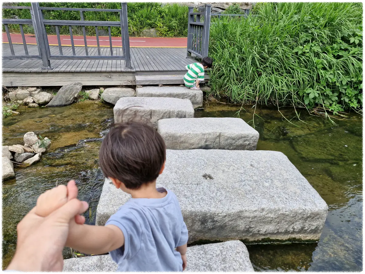 아들-2명과-손을-잡고-징검다리를-건너는-모습