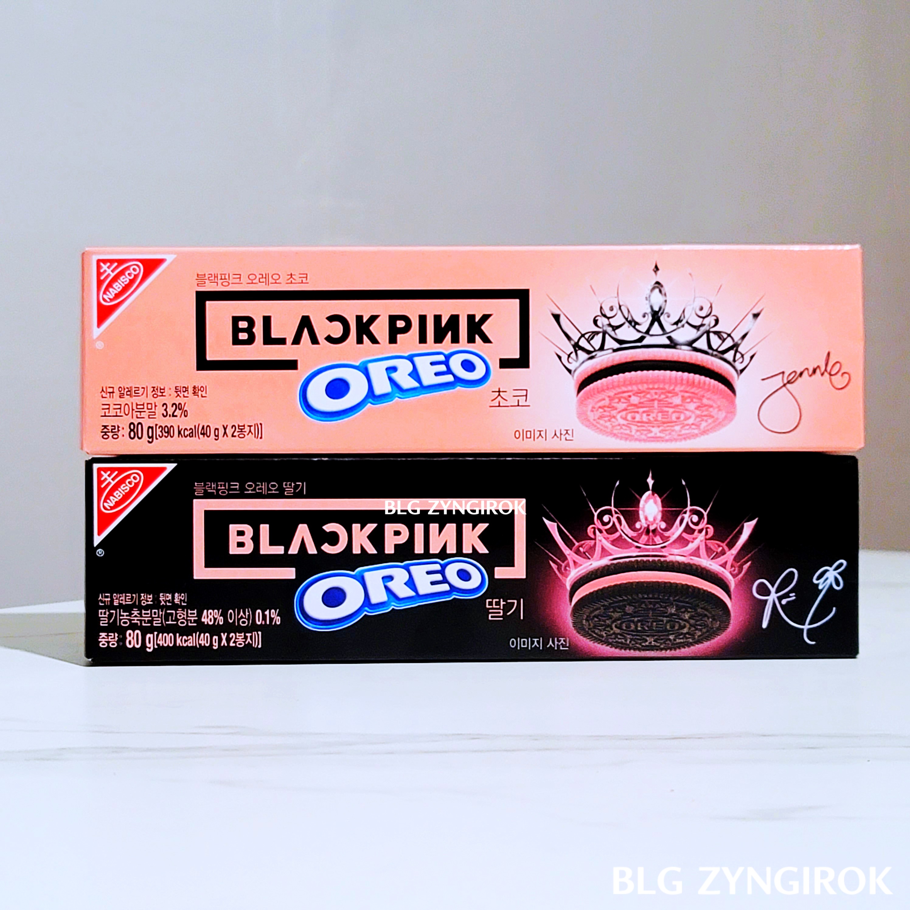 블랙핑크-에디션-오레오-두개가-테이블-위에-놓여있다.