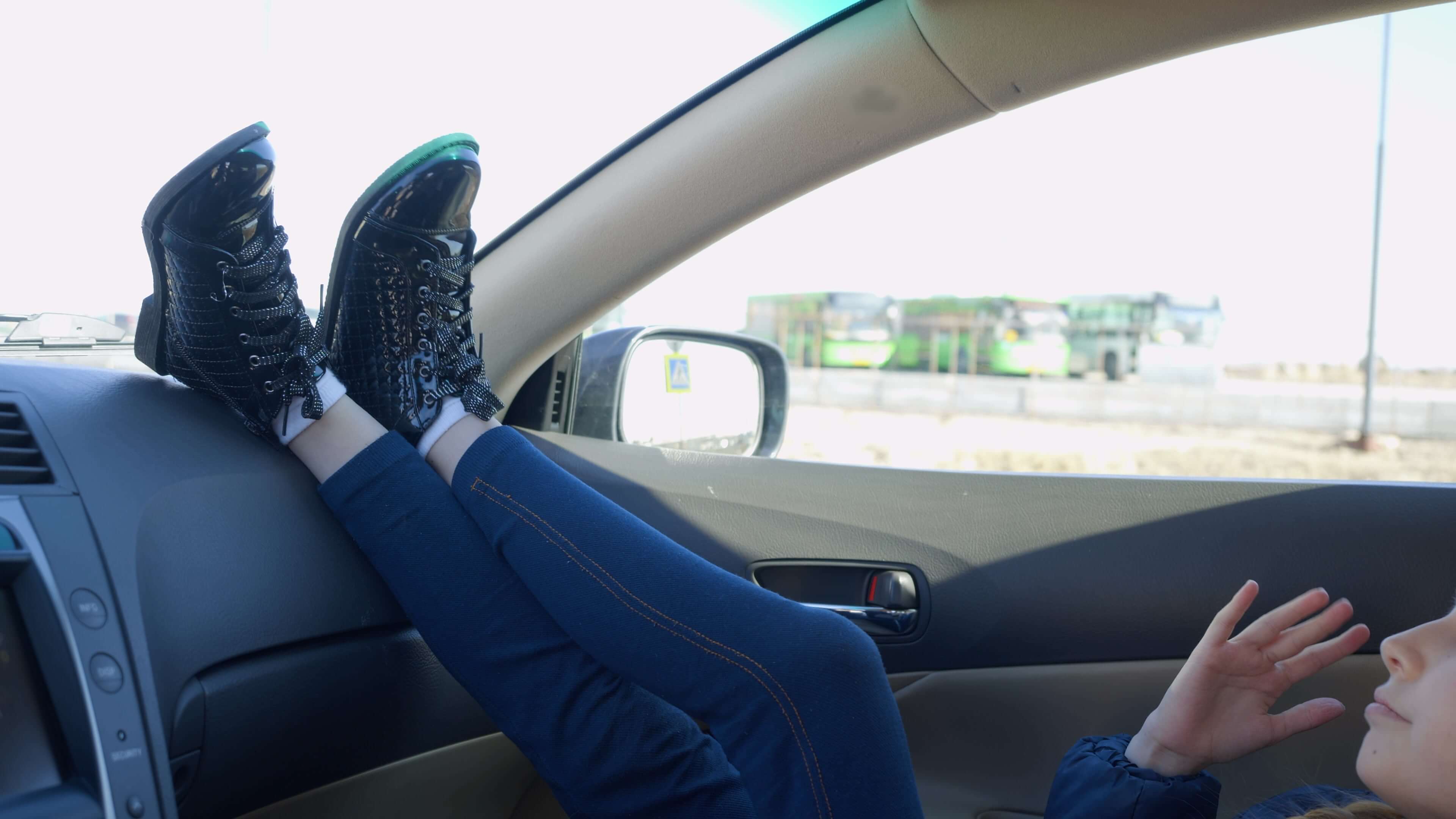 자동차에 타고 다리를 올리고 있는모습