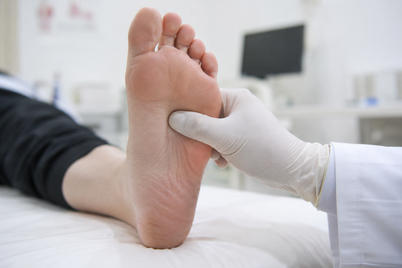 병원 의사가 환자의 발 감각을 검사하는 장면