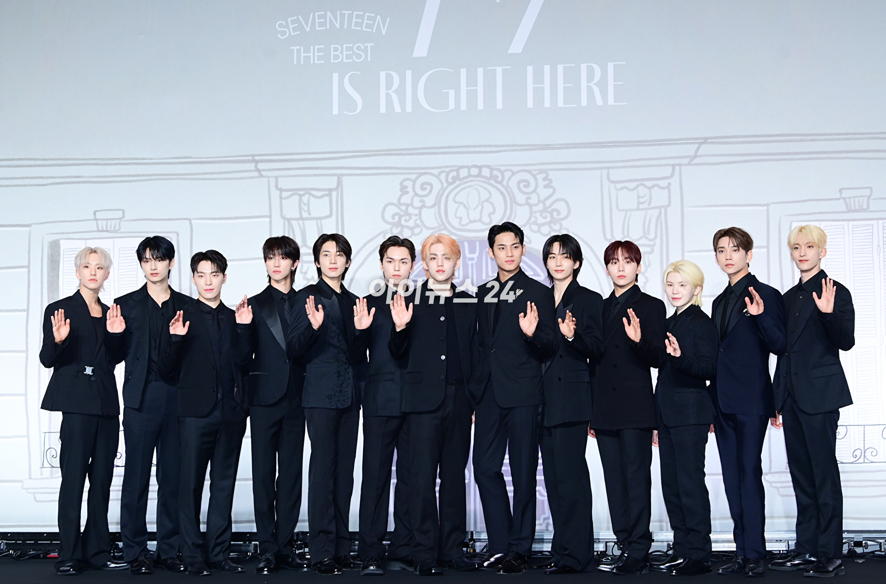 그룹 세븐틴이 29일 오후 서울 영등포구 여의도 콘래드호텔에서 열린 세븐틴(Seventeen) 베스트 앨범 &#39;17 IS RIGHT HERE&#39; 발매 기념 글로벌 기자간담회에 참석하고 있다. [사진=정소희 기자]