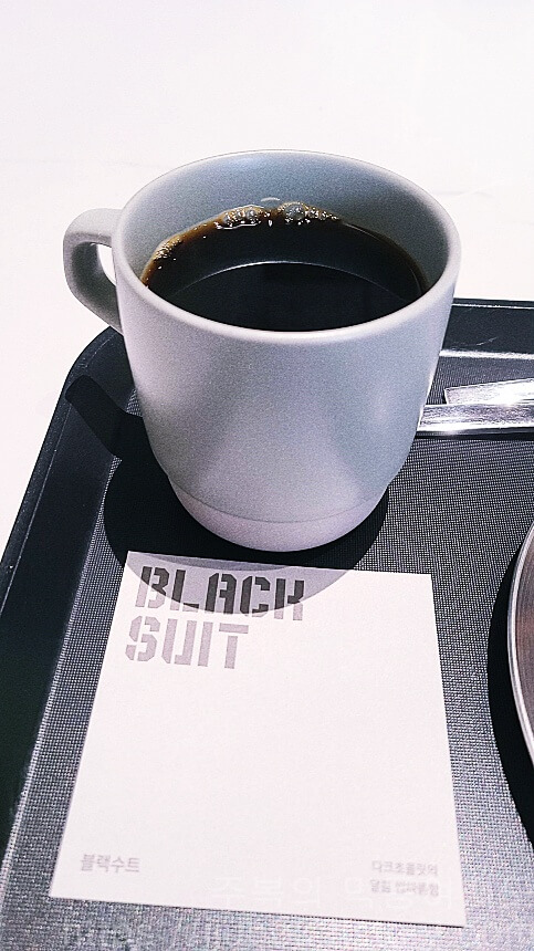 코스모40-필터커피-블랙수트