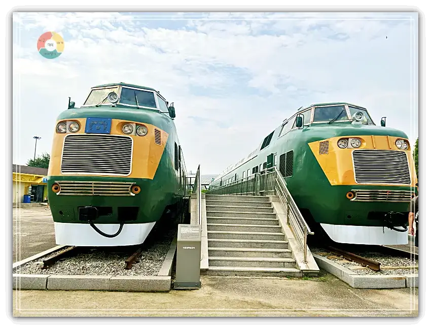 철도박물관_대통령전용기차-2대-초록색몸통-노란색얼굴-계단