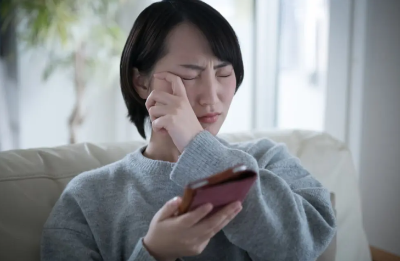 눈이 아픈 여성