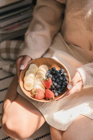 딸기&#44; 바나나&#44; 블루베리가 그릇 smoothiebowl 에 담겨져있다