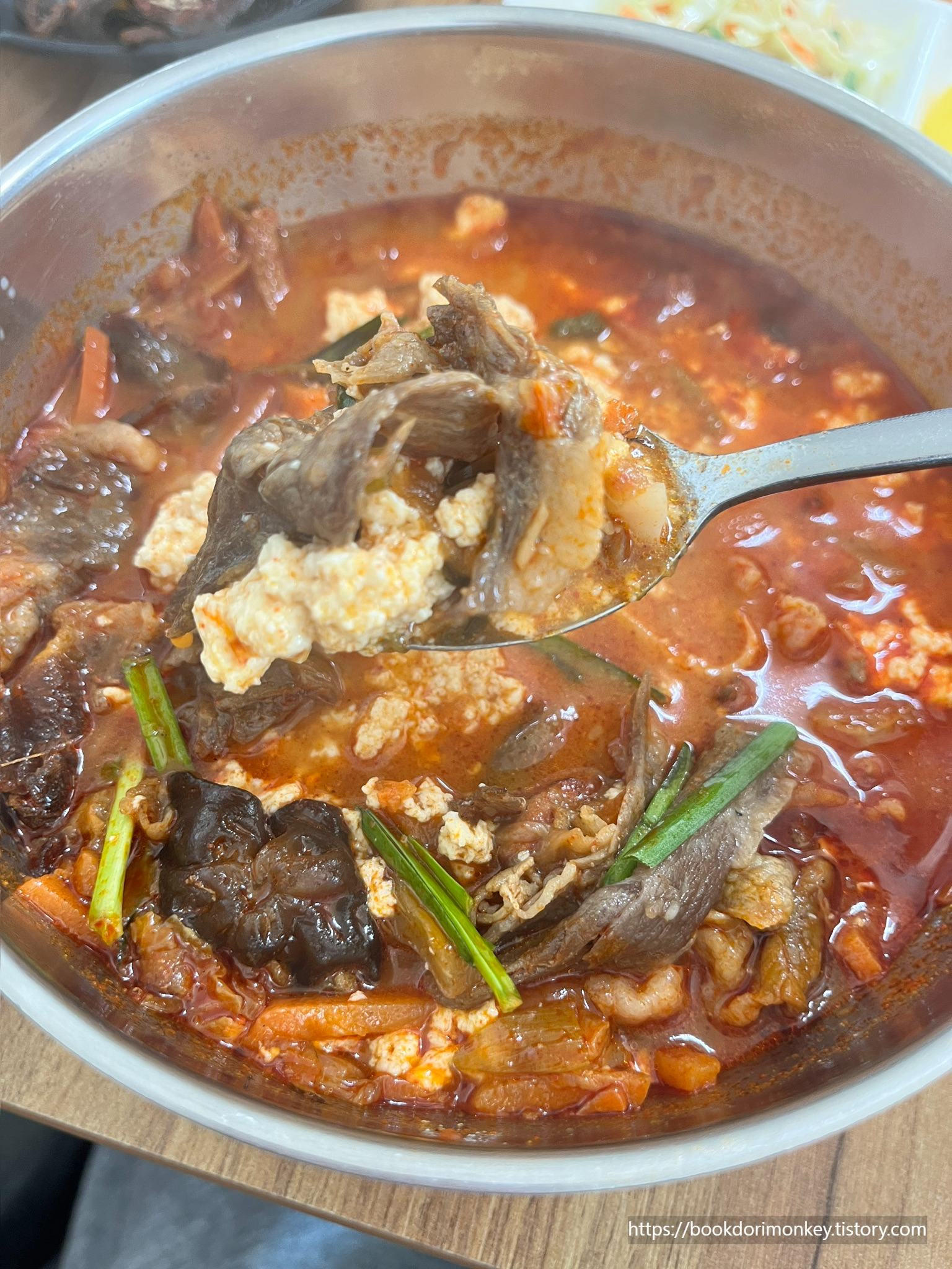 차돌 짬뽕 순두부와 떡갈비 스테이크
