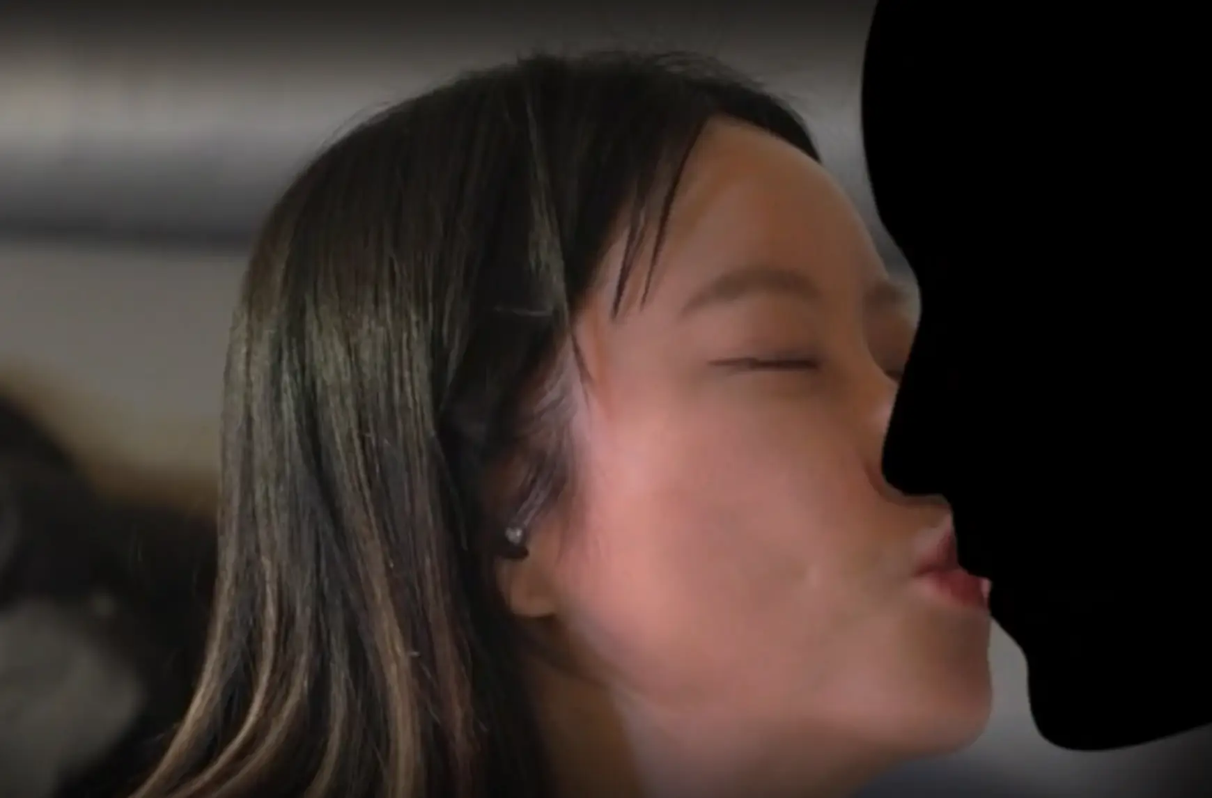 나는솔로-긴생머리를 늘어뜨린채 검은 쉐이브의 남자와 뽀뽀하는 정숙