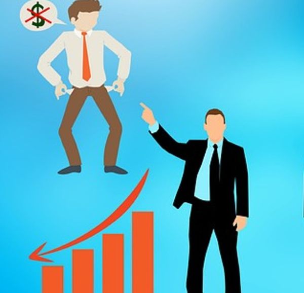 청년이 불만스러워 하는 모습