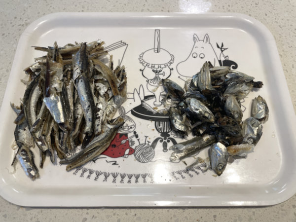 멸치를 머리랑 내장 분리하고, 몸통만 사용