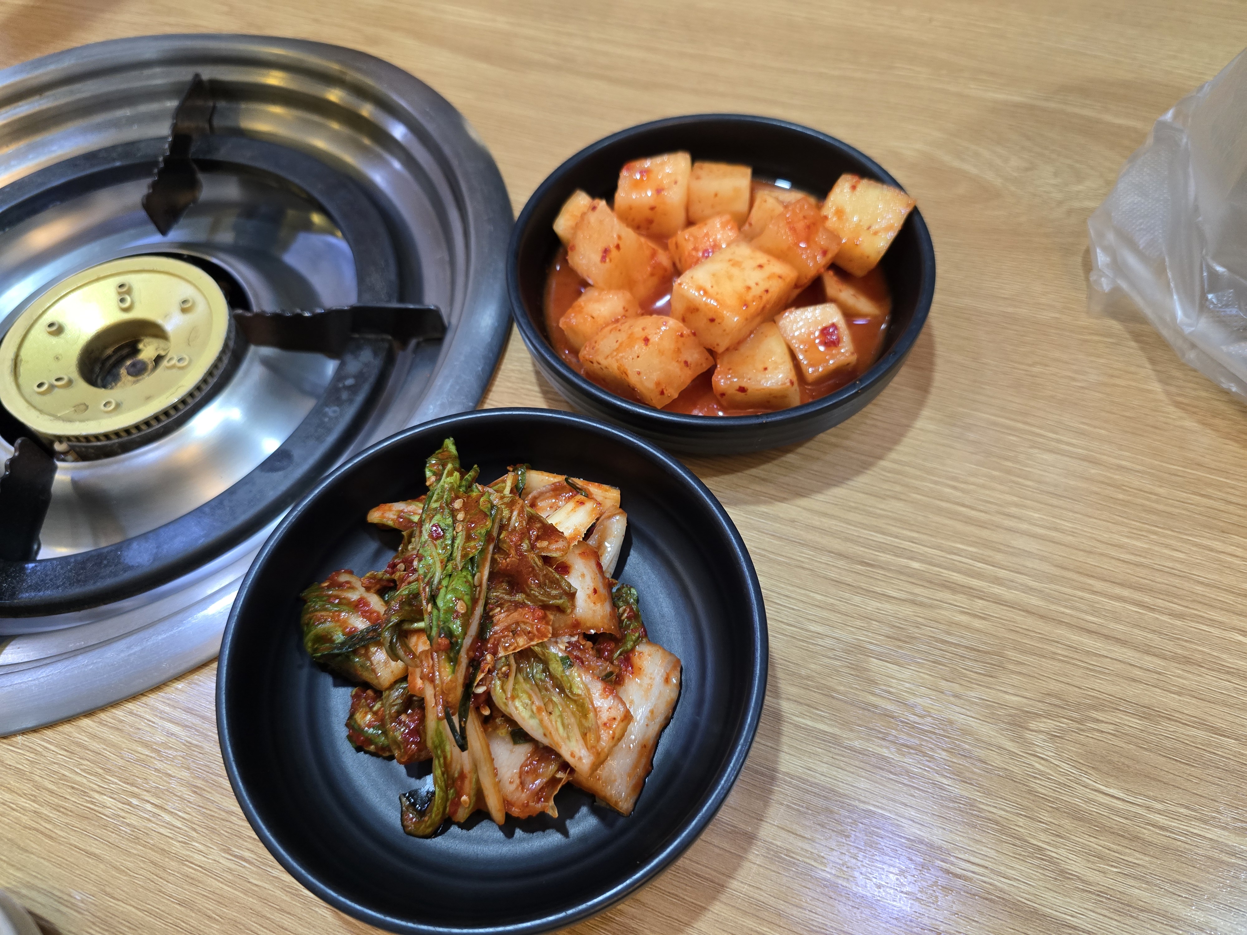 광주 맛집 삼국시대감자탕의 깍두기와 김치