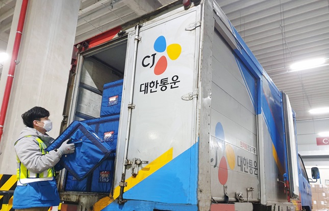 배송기사가 택배를 싣고 있다.