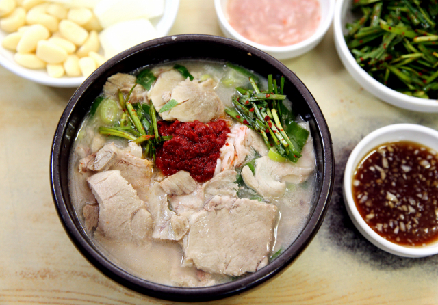 신계숙의 맛터싸이클 다이어리 푸짐한 고기와 깊고 진한 국물 소울푸드 돼지국밥 맛집 추천