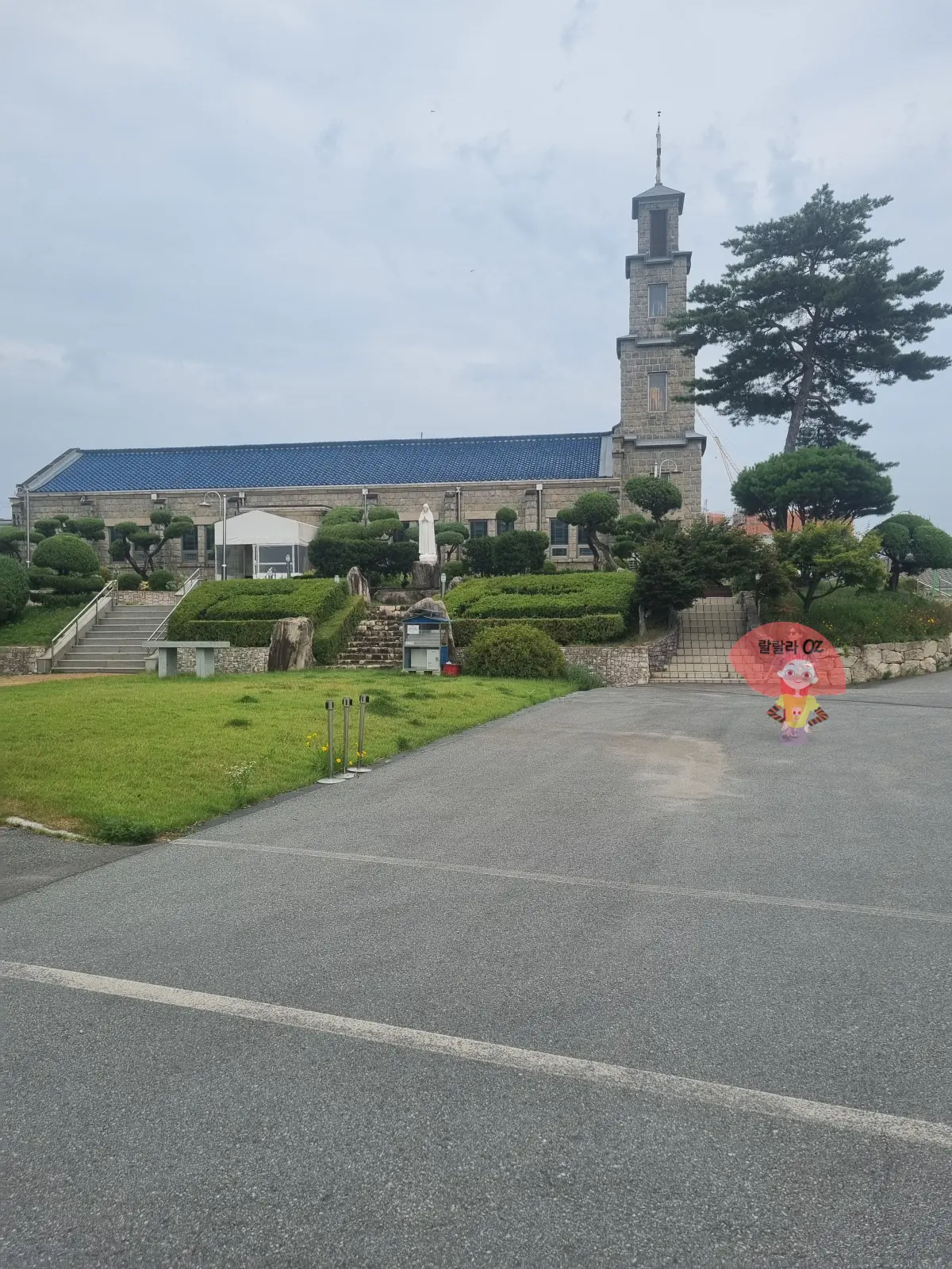 강원도-홍천성당-전경-오른쪽-종탑-중앙-성모상-조경-계단-앞마당-한-사람-걷는-모습