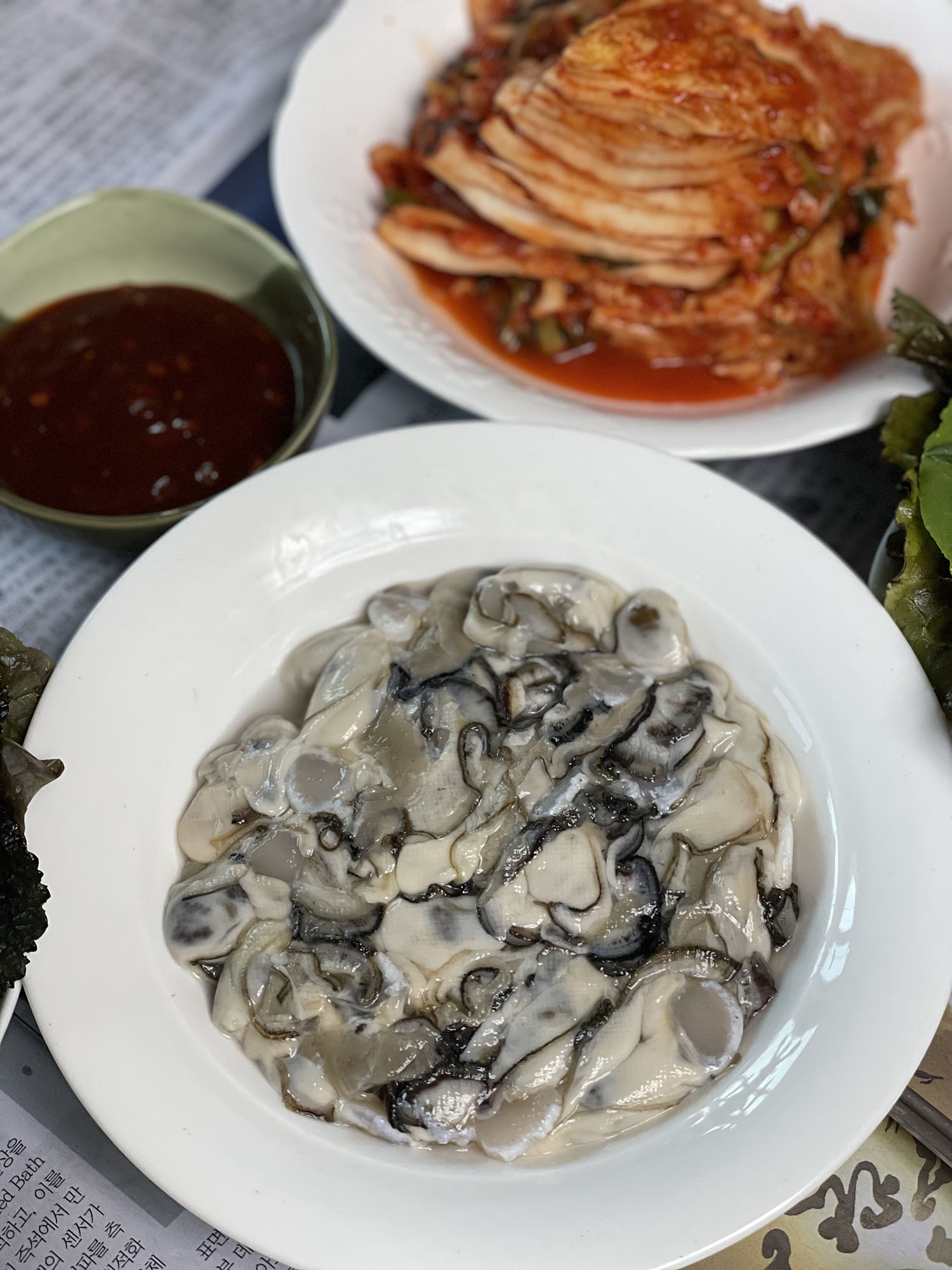 식탁에 굴이 올라와있다