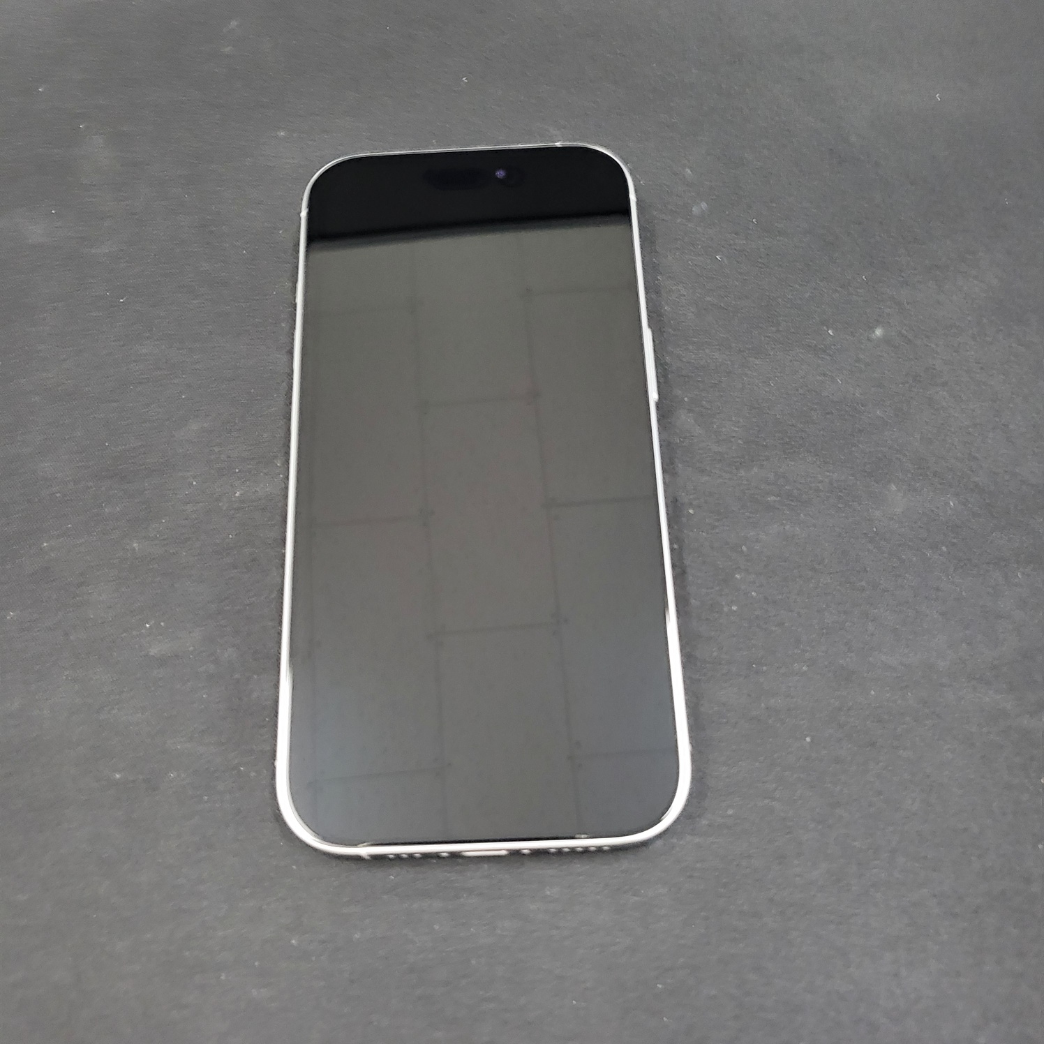 아이폰16 프로 화이트 티타늄 128GB 자급제폰 전면