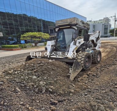 아스콘 포장 장비 종류 바브캣 스키드로더