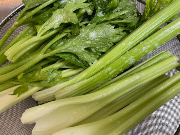 샐러리 손질법 - 세정제 분사해서 문지르고 헹구기