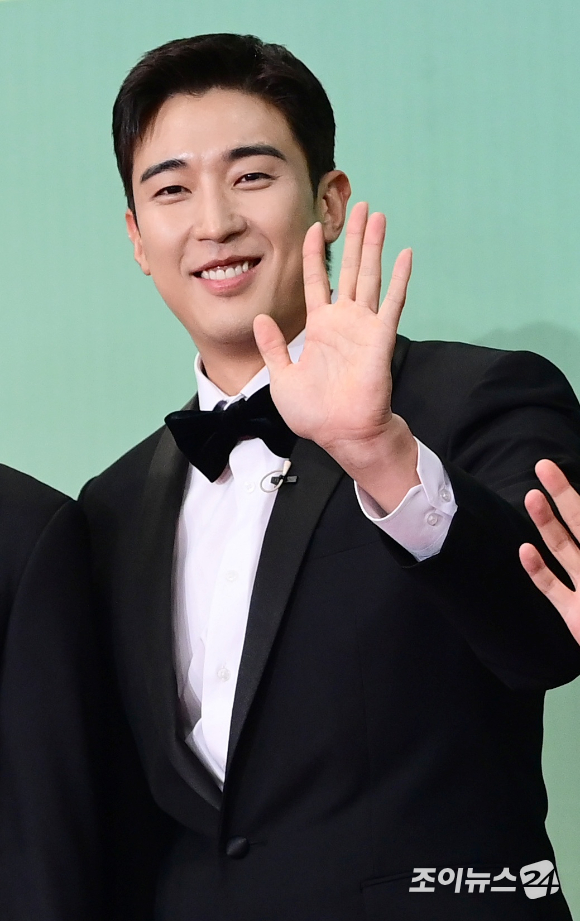 배우 강경준이 지난달 23일 서울 여의도 KBS 신관 웨딩홀에서 진행된 '2023 KBS 연예대상' 레드카펫 행사에 참석하고 있다. [사진=정소희 기자]