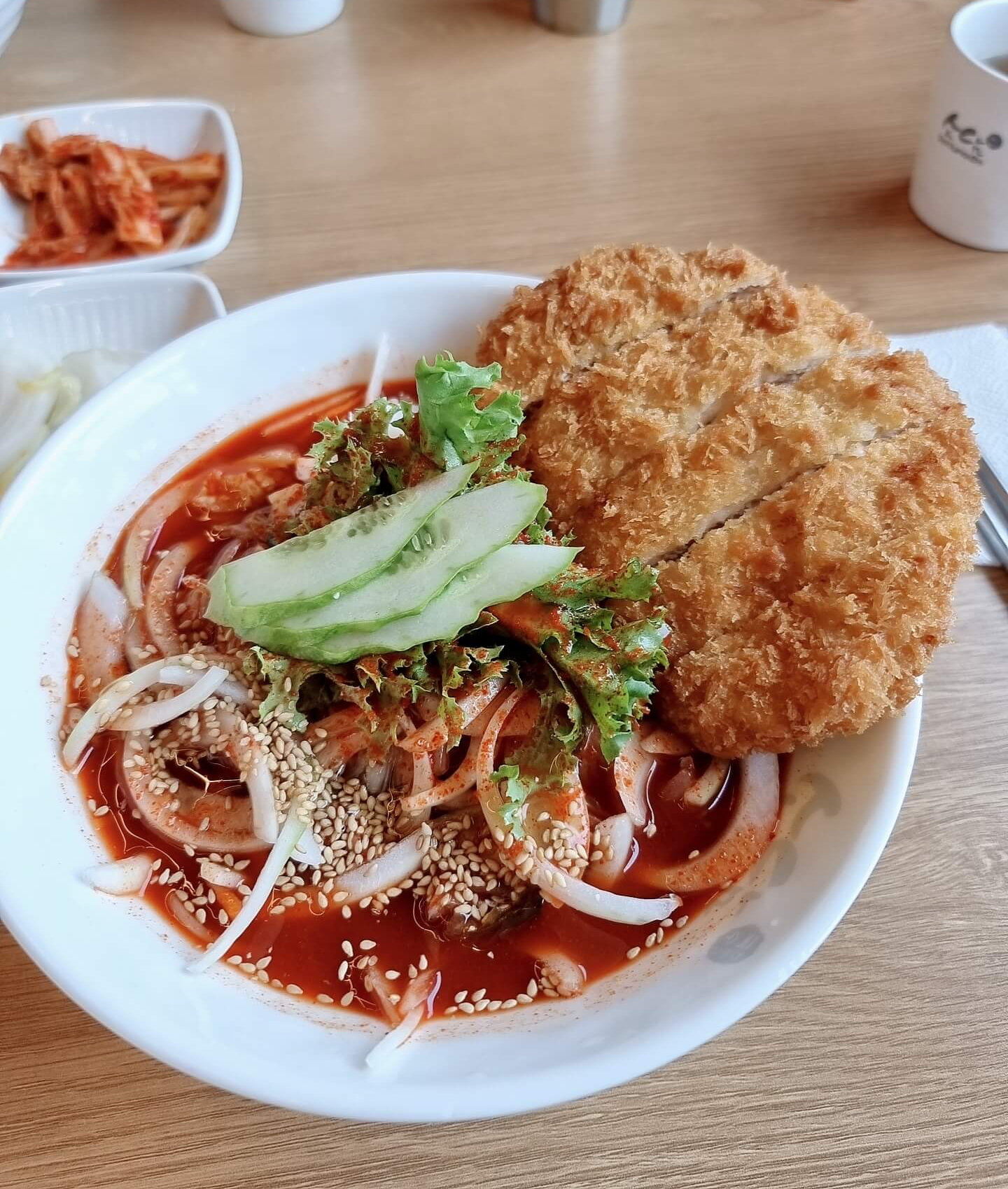 돈까스와 비빔국수