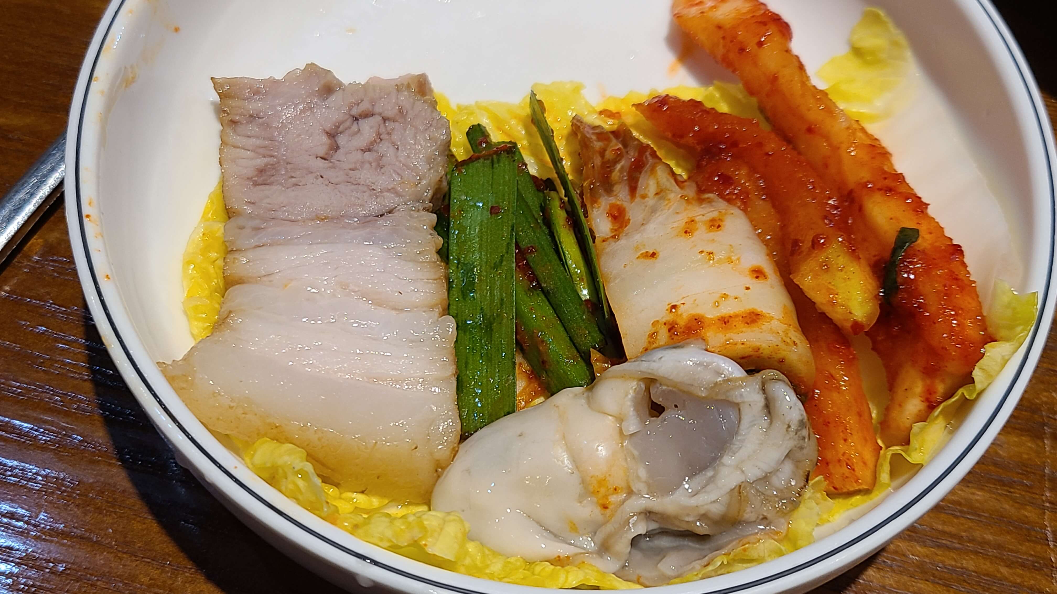 황금족발-굴보쌈-쌈싸먹기