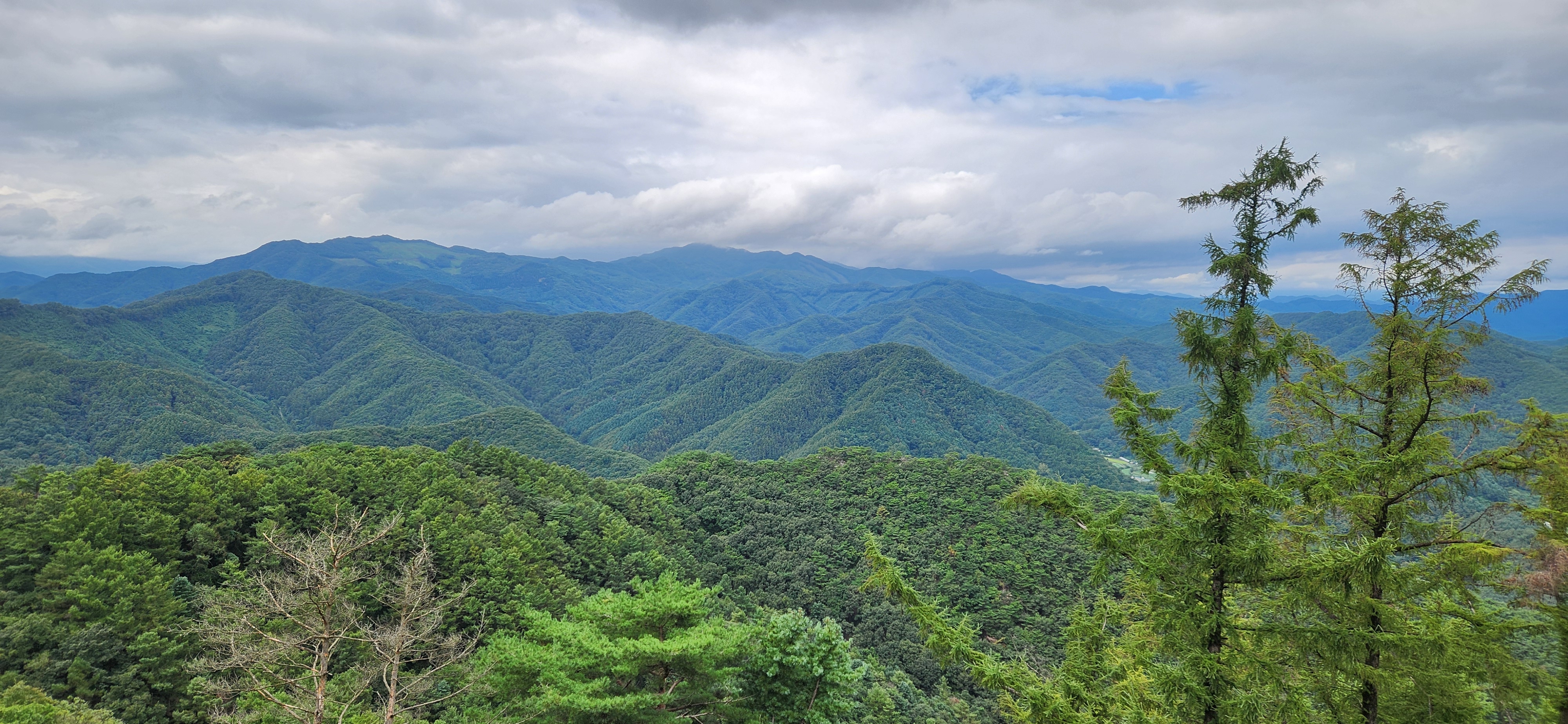 춘천 삼악산 케이블카 정상에서 촬영한 주변 산세
