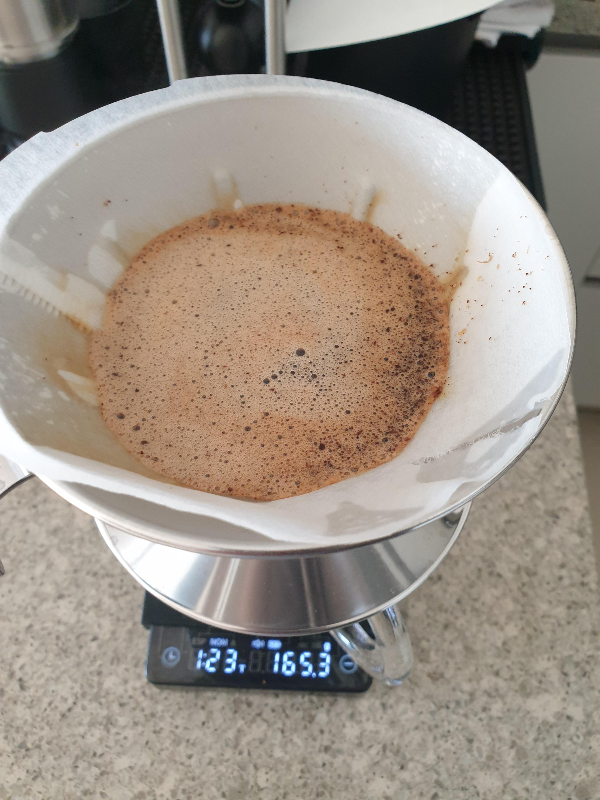 물을 붓고 추출된 커피가 빠지기를 기다리는 모습