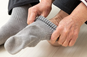 양말 신는 것이 곤란하다