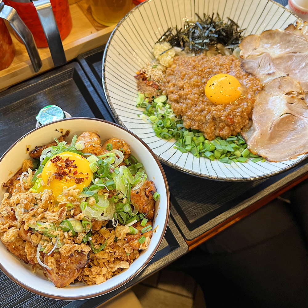 좌측에-야끼도리동이-있고-우측에-차슈-멘마제가-놓여있습니다.